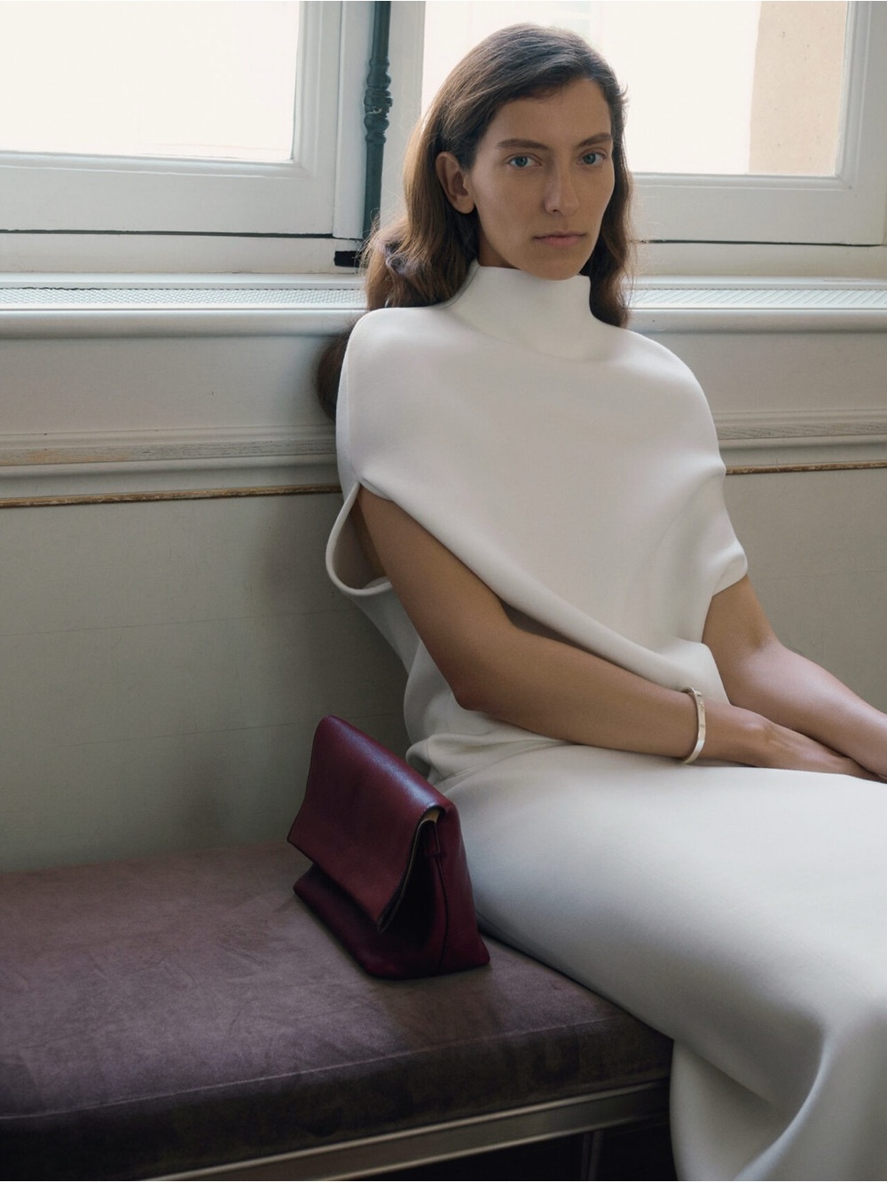 L’espoir Minimalist White High-Neck Top